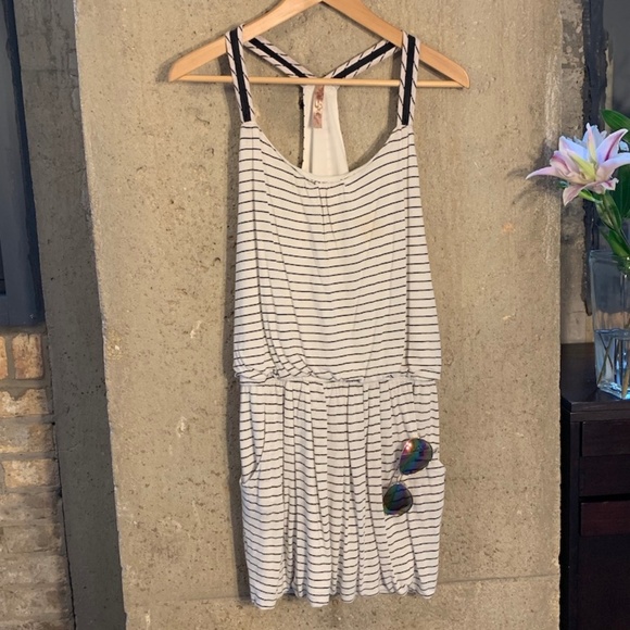 Striped Dress w. Strap Detail & Pockets! - Picture 1 of 5